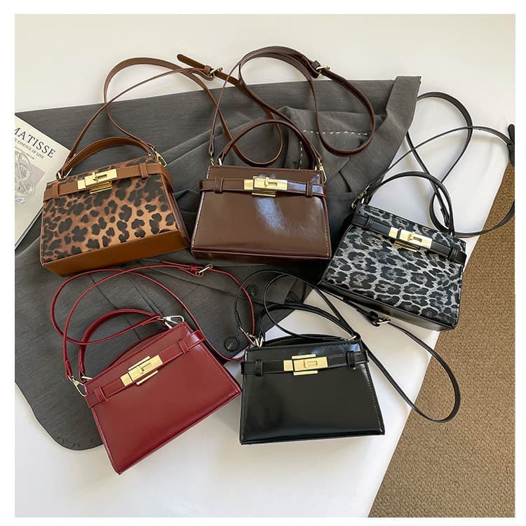 2026 fashionable casual personality new bag texture trend single shoulder crossbody bag winter niche ladies small square bag