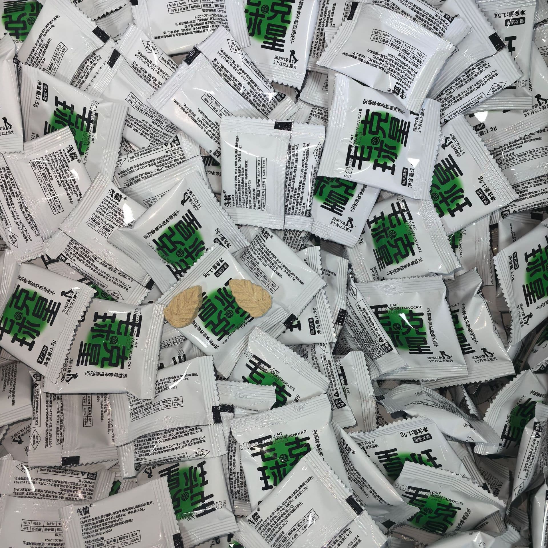 Bulk Hairball Remover Multidimensional Fish Oil Spruce Hairball Relief Freeze-Dried Pet Treats Hairball Paste Cat Dog Snacks Wholesale