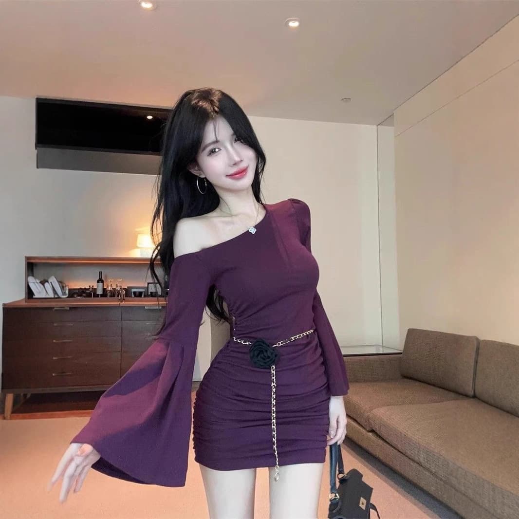 One-shoulder bell-sleeved purple dress for women in autumn and winter. Sexy butt-hugging little mom skirt. Socialite's figure-showing inner skirt.
