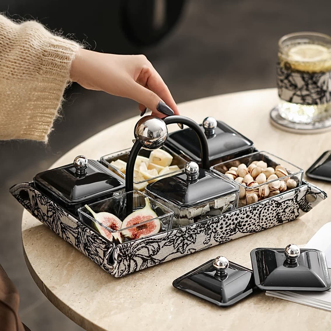 ManFen Fruit Plate for Living Room, High-Aesthetic Compartmentalized Candy and Pastry Dish, Small Exquisite Decor
