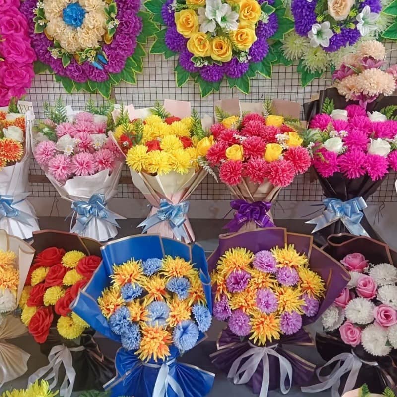 Simulated Qingming Festival tomb-sweeping and funeral supplies, plastic artificial flower decorations, hand-held bouquets, branch flowers, and flower baskets.