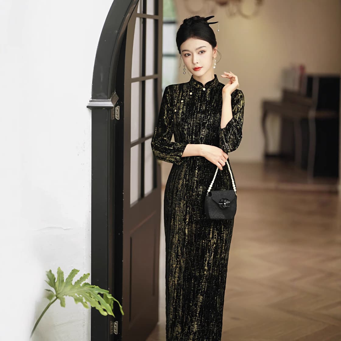 New Autumn/Winter High-End Exquisite High-Density Velvet Cheongsam Dress for Women Black 2025 Improved Chinese Style Premium Long Dress for Runway