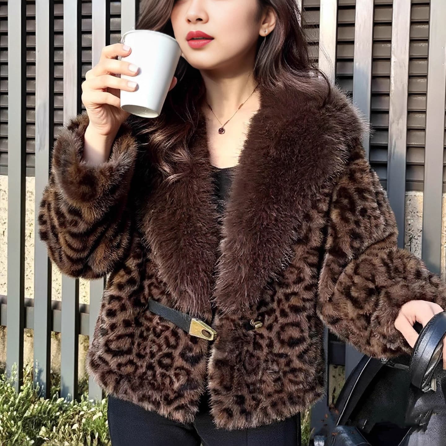 New Autumn/Winter Leopard Print Fur-Trimmed Short Coat for Women, Fashionable and Elegant Commuter Style, High-End V-Neck Faux Fur Jacket