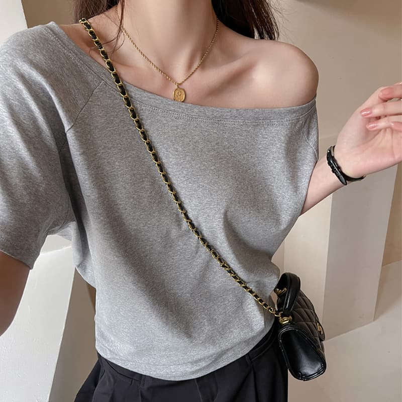 One-Shoulder Asymmetrical Loose Short-Sleeve T-Shirt for Women, High-End Casual Spring/Summer Style with Drop Shoulder Design
