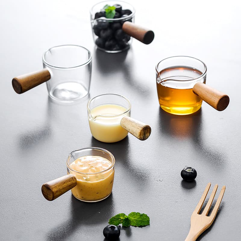 High borosilicate glass mini milk jug, transparent glass with wooden handle, restaurant-style steak dipping saucer and honey jar.