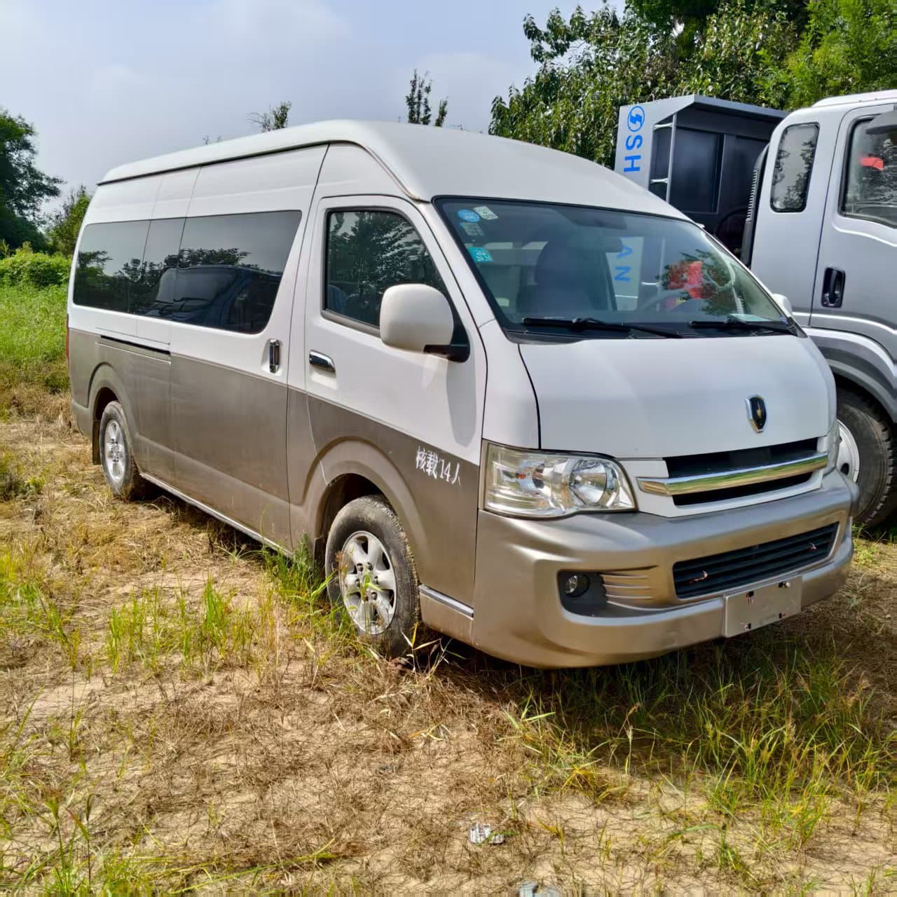 Export finely refurbished Toyota Hiace 17-seat 19-seat 23-seat commuter coach Coaster reception VIP medium bus