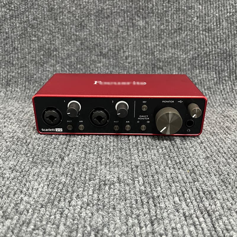 Cross-border exclusive 2I2 external professional computer sound card driver-free live streaming karaoke instrument recording arrangement controller.