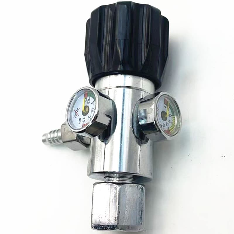 Small oxygen pressure reducer anti-fall oxygen pressure reducer (for small flow)