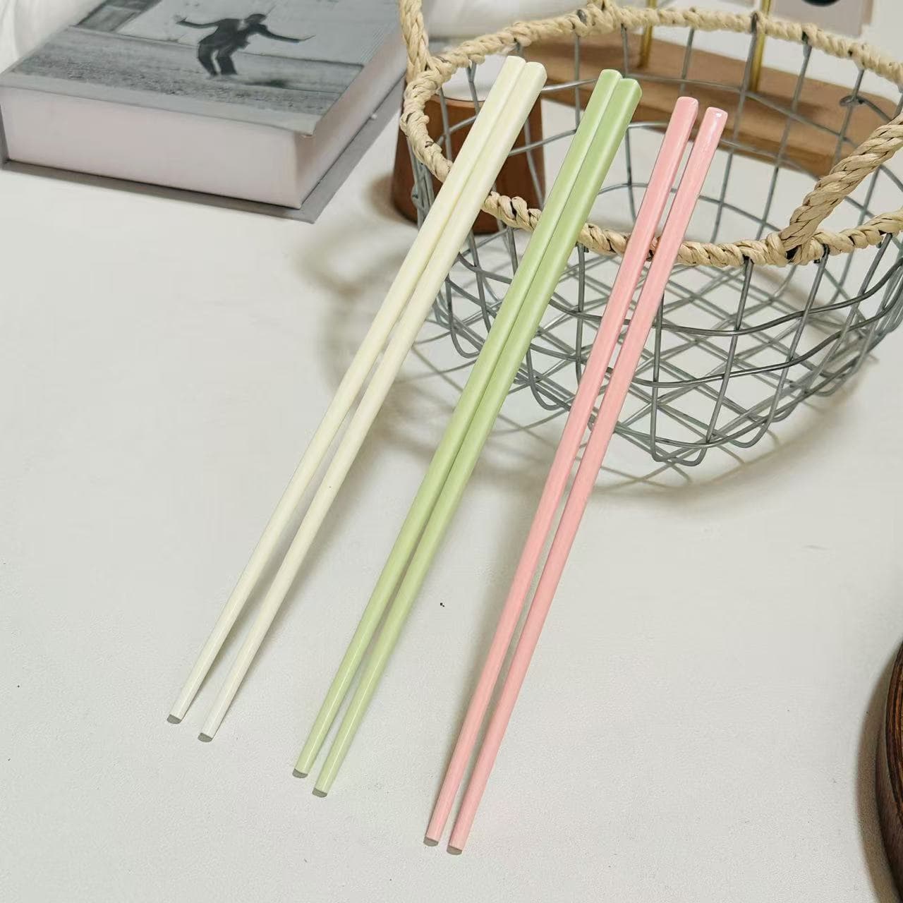 New cream-colored ceramic chopsticks, easy to clean, mildew-resistant, high-value, non-slip, heat-resistant, and easy to wash.