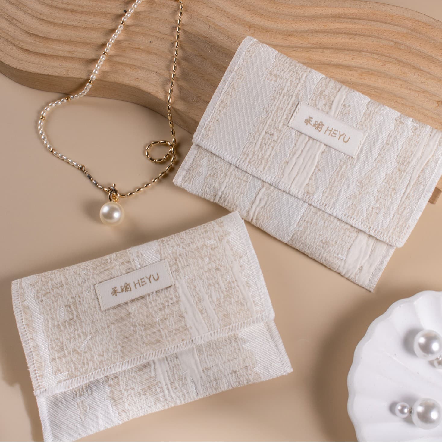 Cotton drawstring bag with fabric label and envelope flap, lock-stitched edges to prevent fraying, dust-proof jewelry packaging and storage pouch.