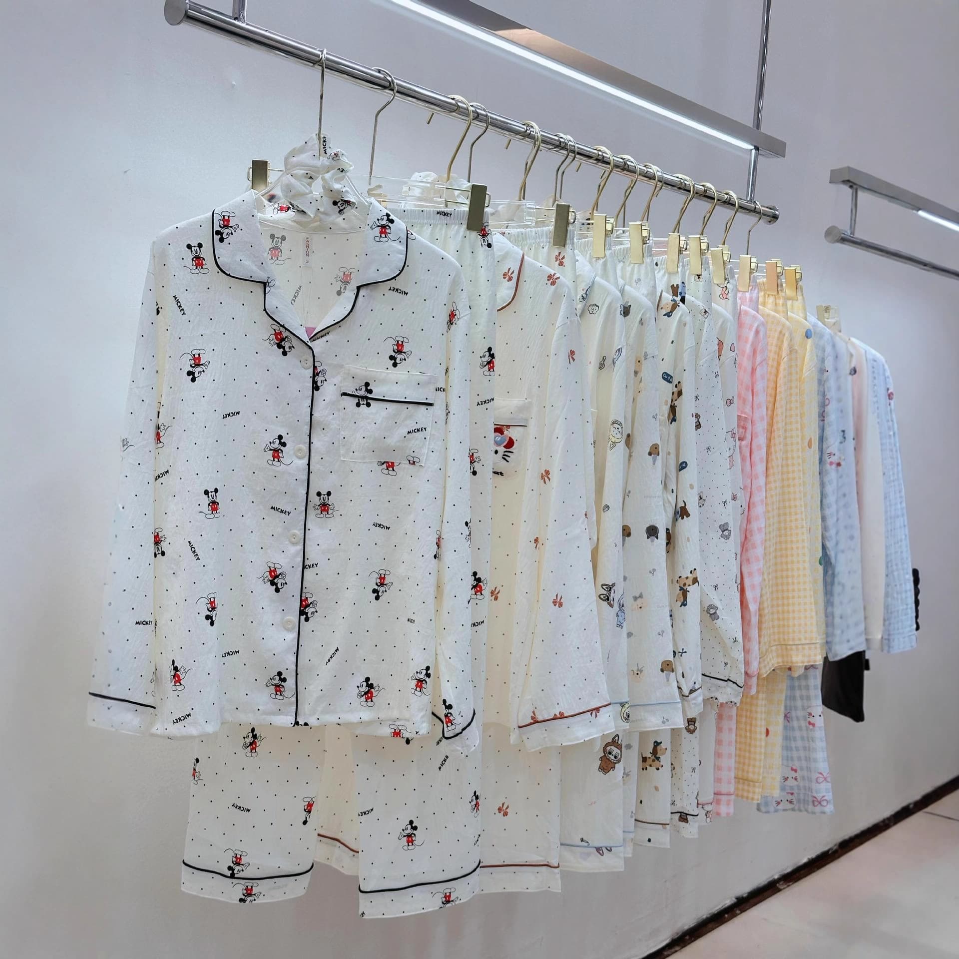 Guangzhou Thirteen Hongs High-Quality Women's Homewear Pajamas Mixed Styles Clearance Sale Physical Store Live Stream Wholesale Source