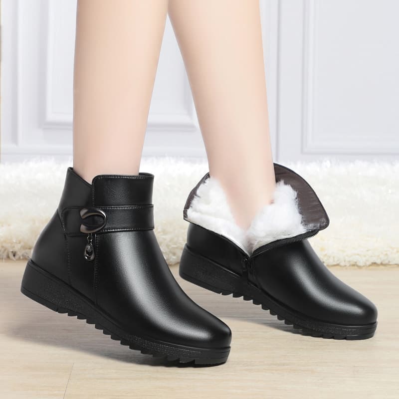 Mom's cotton shoes, genuine leather soft-soled short boots, plus velvet and thickening, winter women's shoes, middle-aged and elderly non-slip women's shearling shoes