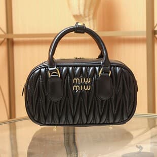 Miu-style pleated bowling handbag for women, new versatile shoulder pillow bag, crossbody Boston bag