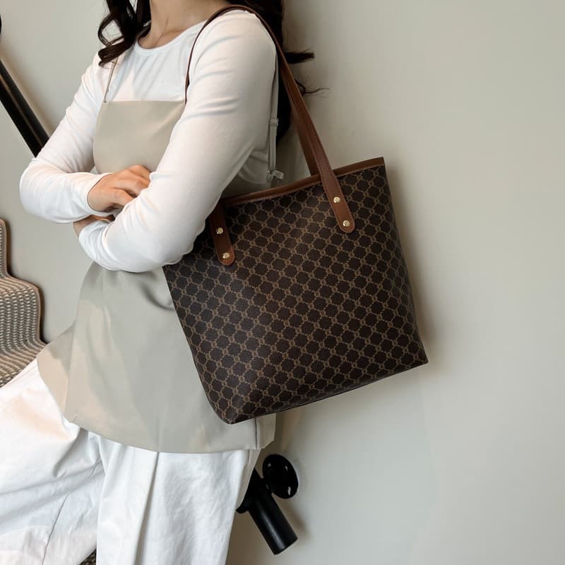 Commuting Large-Capacity Tote Bag for Women 2025 Spring New Style Beautiful Niche Trendy Shoulder Bag Handbag Armpit Bag