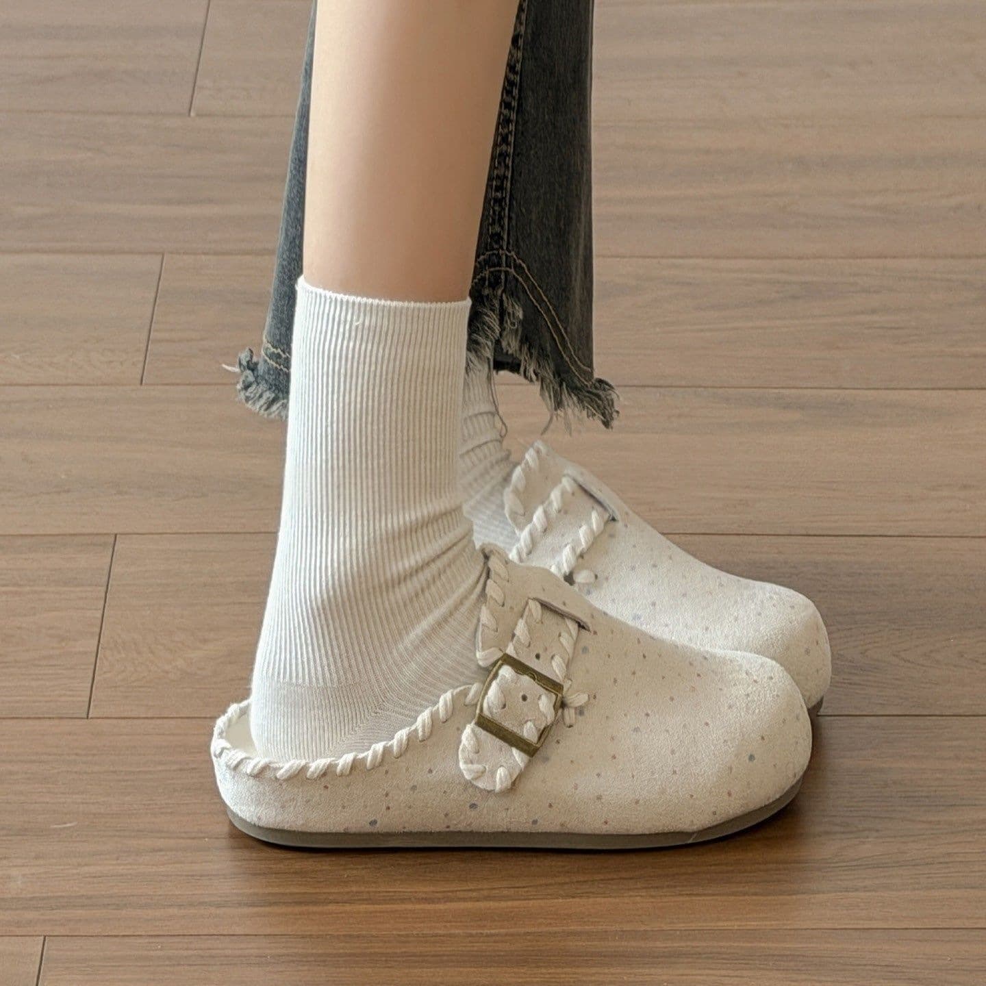 High-Appearance Value Slip-On Birkenstock-Style Half-Slippers for Women, Suitable for Outdoor Wear in Summer 2026, Extremely Stylish Shoes with Closed-Toe Design