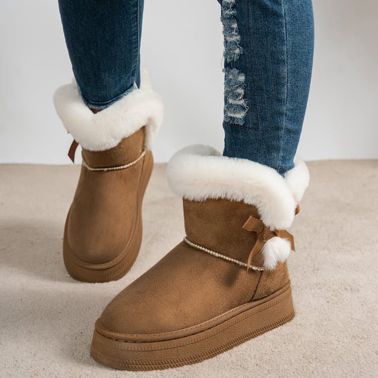 Large size export snow boots, available for bulk purchase in black, off-white, and camel. Adult tassel boots in stock, genuine sheep leather for men.