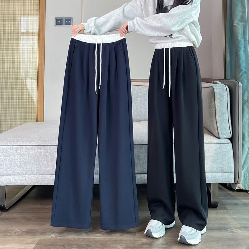 Real shot of navy blue diagonal scimitar sweatpants for women in autumn, loose wide-leg sports pants, heavy drape casual trousers