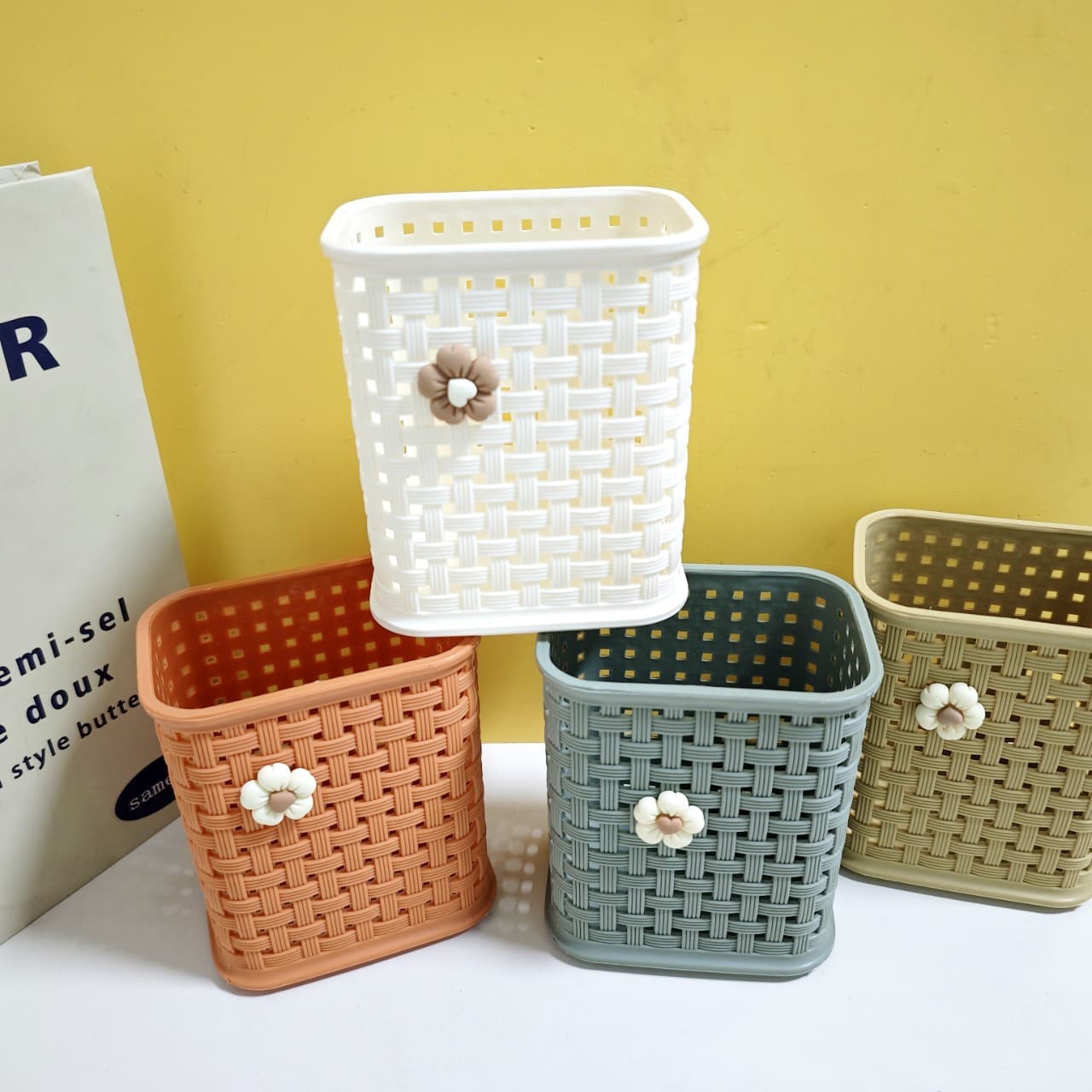 Cartoon pen holder storage box Linyi 2 yuan department store plastic pen holder office storage pen holder