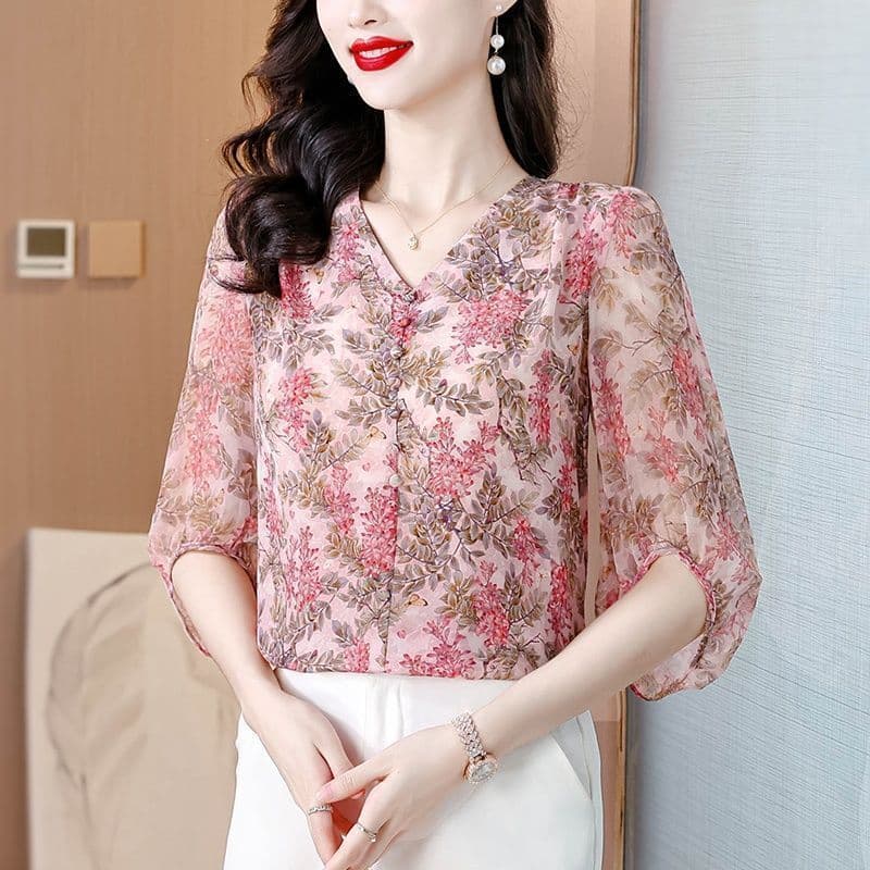 High-Quality Age-Defying Plus Size Women's Summer 2025 New Trendy Puff Sleeve Floral V-Neck Tops Wholesale