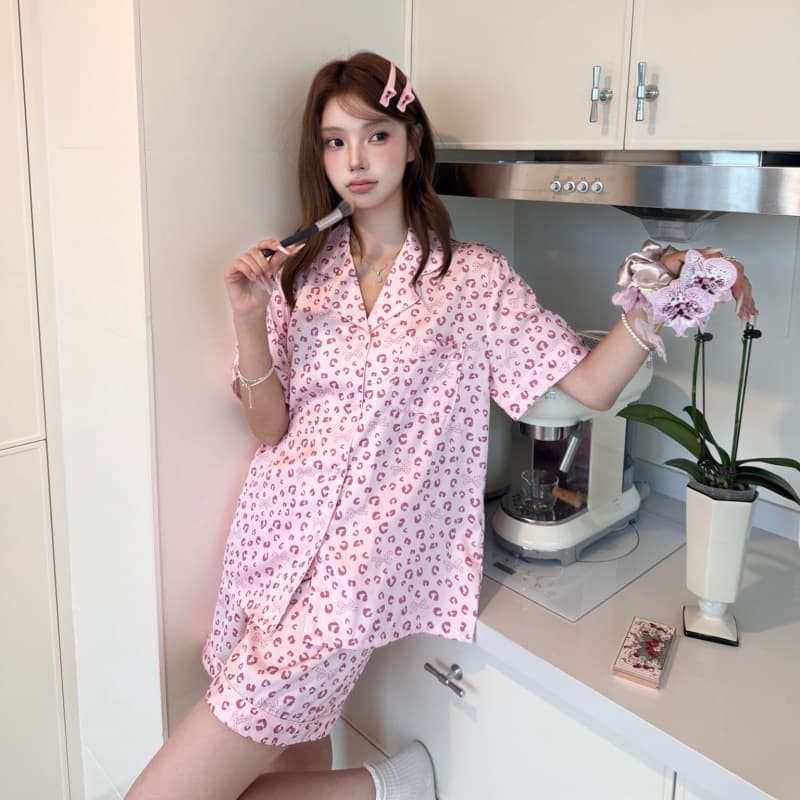 2026 new summer ins women's pajamas ice silk pink leopard print short-sleeved shorts cardigan suit sweet home clothes