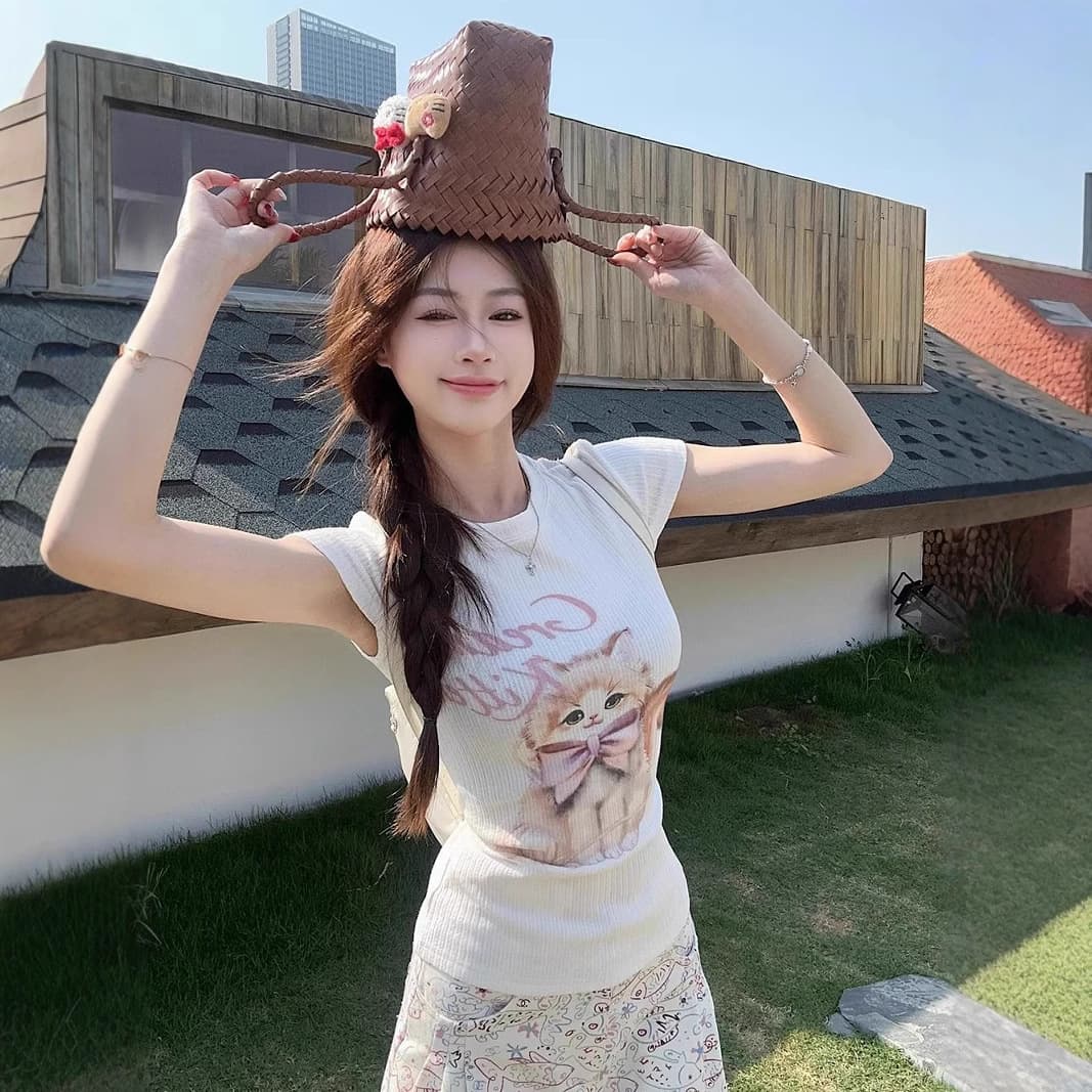 Bow Cat Print Short-Sleeved T-Shirt for Women Summer 2025 New Cute Stylish Slim Right Shoulder Age-Reducing Top