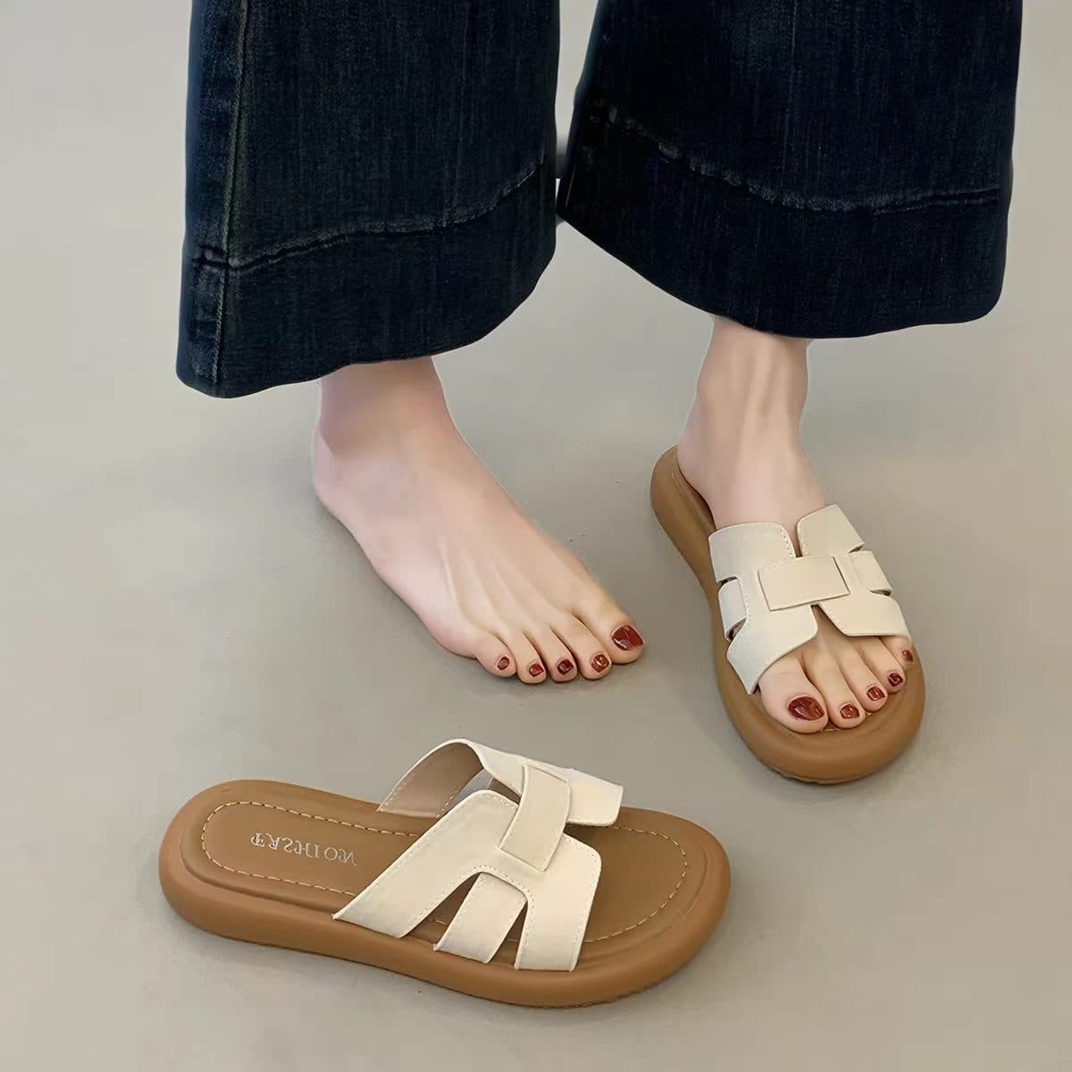 Trendy Flat Slide Sandals for Women Summer 2026 New Style Soft Sole Non-Slip Comfortable Beach Sandals