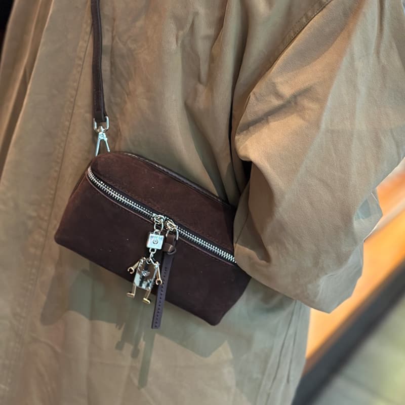 Women's suede crossbody bag, 2025 new style, niche fashion, lightweight and versatile, mobile phone bag, small bag, light luxury.