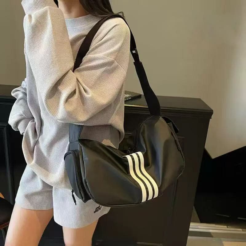 Nylon large-capacity sports and fitness shoulder bag dumpling bag waterproof crossbody casual sports style backpack fitness bag