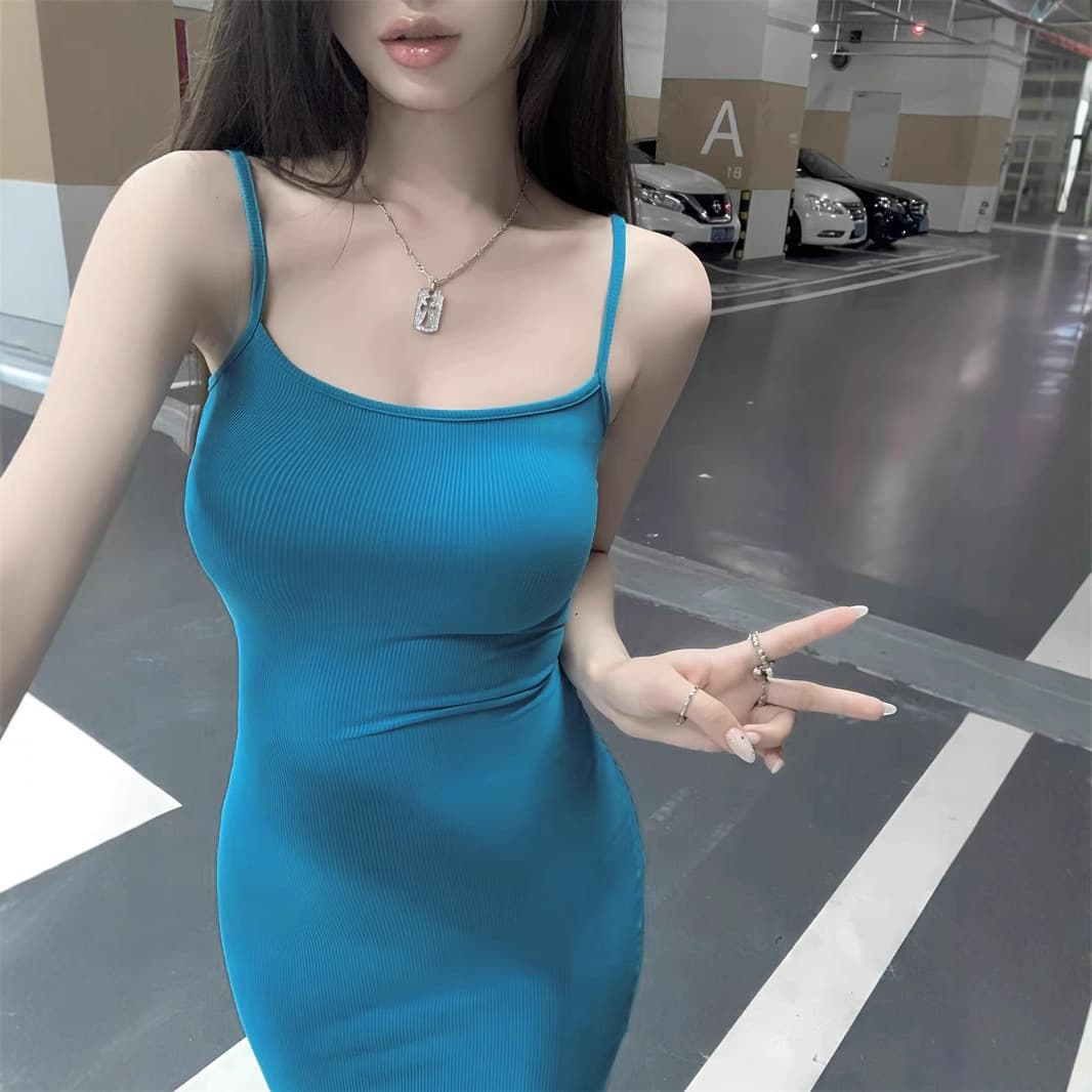 Slim-fit suspender dress, French-style waist-cinching, figure-flattering pencil skirt, pure and trendy lake blue midi dress