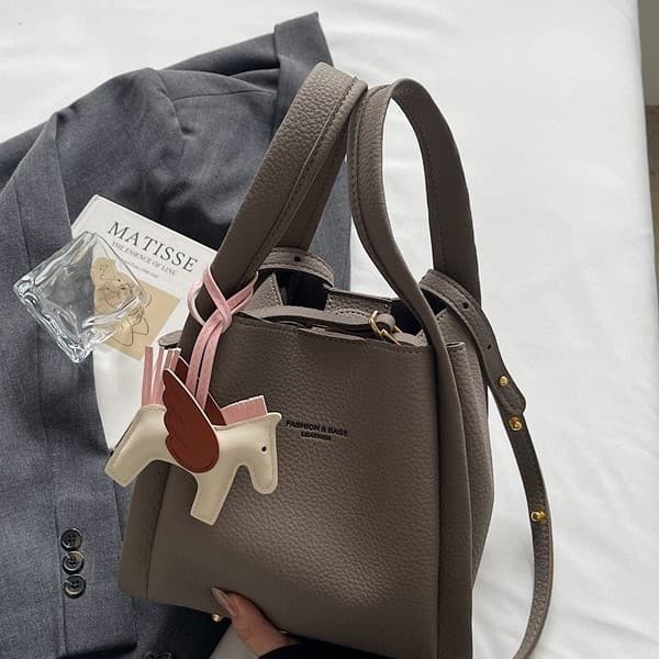 Korean style fashionable niche portable bucket bag for women 2026 new high-end simple casual shoulder crossbody bag