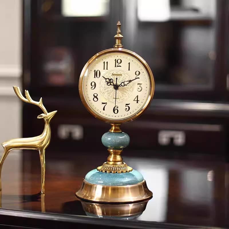 American-style creative retro living room clock, large desktop ornament, European-style table clock, popular online alarm clock.