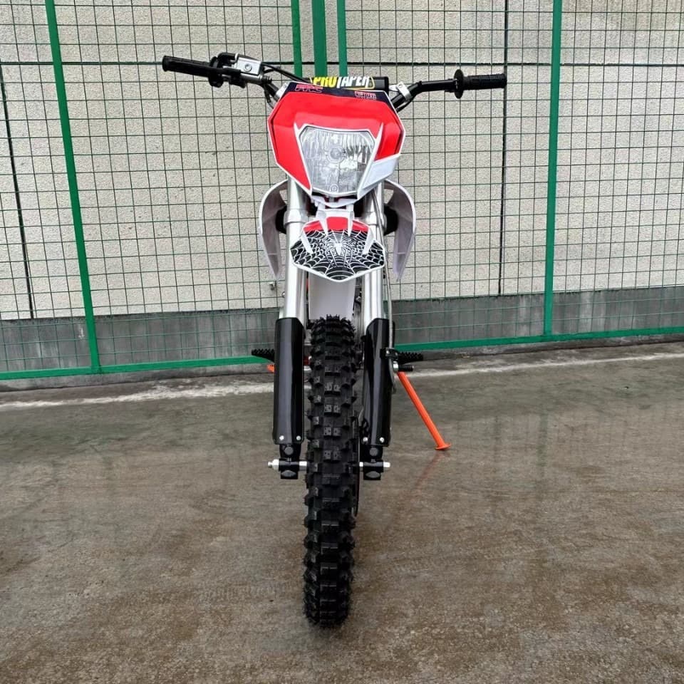 KTM 125cc twin-slat off-road motorcycle, all-terrain racing model, suitable for mountain and track use, in the Amazon and South America.