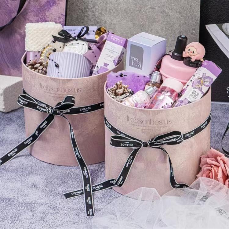 Black plum sauce souvenir gift box, flower box, creative gift box, Korean round wedding candy box set, two hug buckets