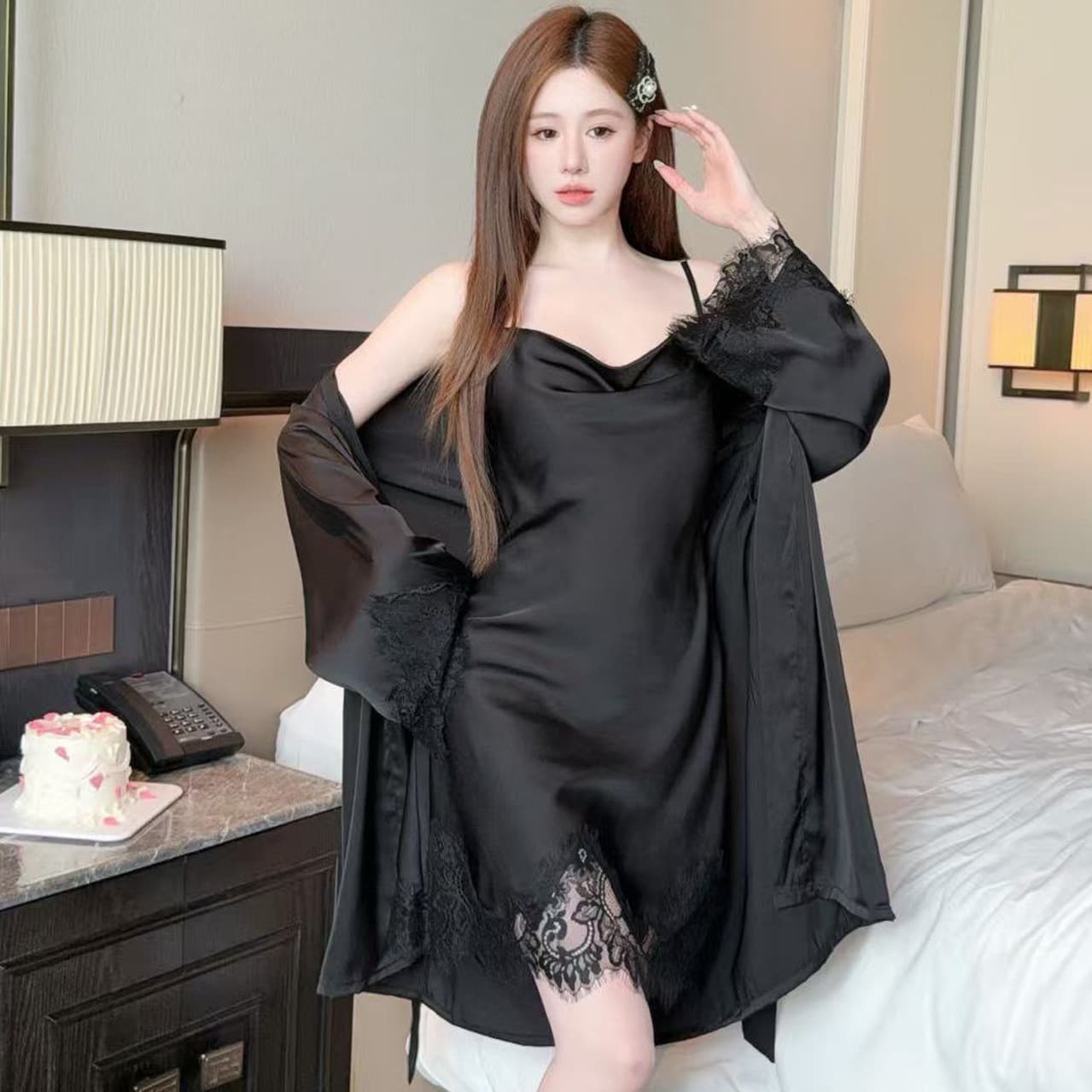 2025 Autumn New High-End Luxury Sleepwear Hot Style Lace Trimmed Slip Dress Sexy Draped Neckline with Padded Bra Loungewear