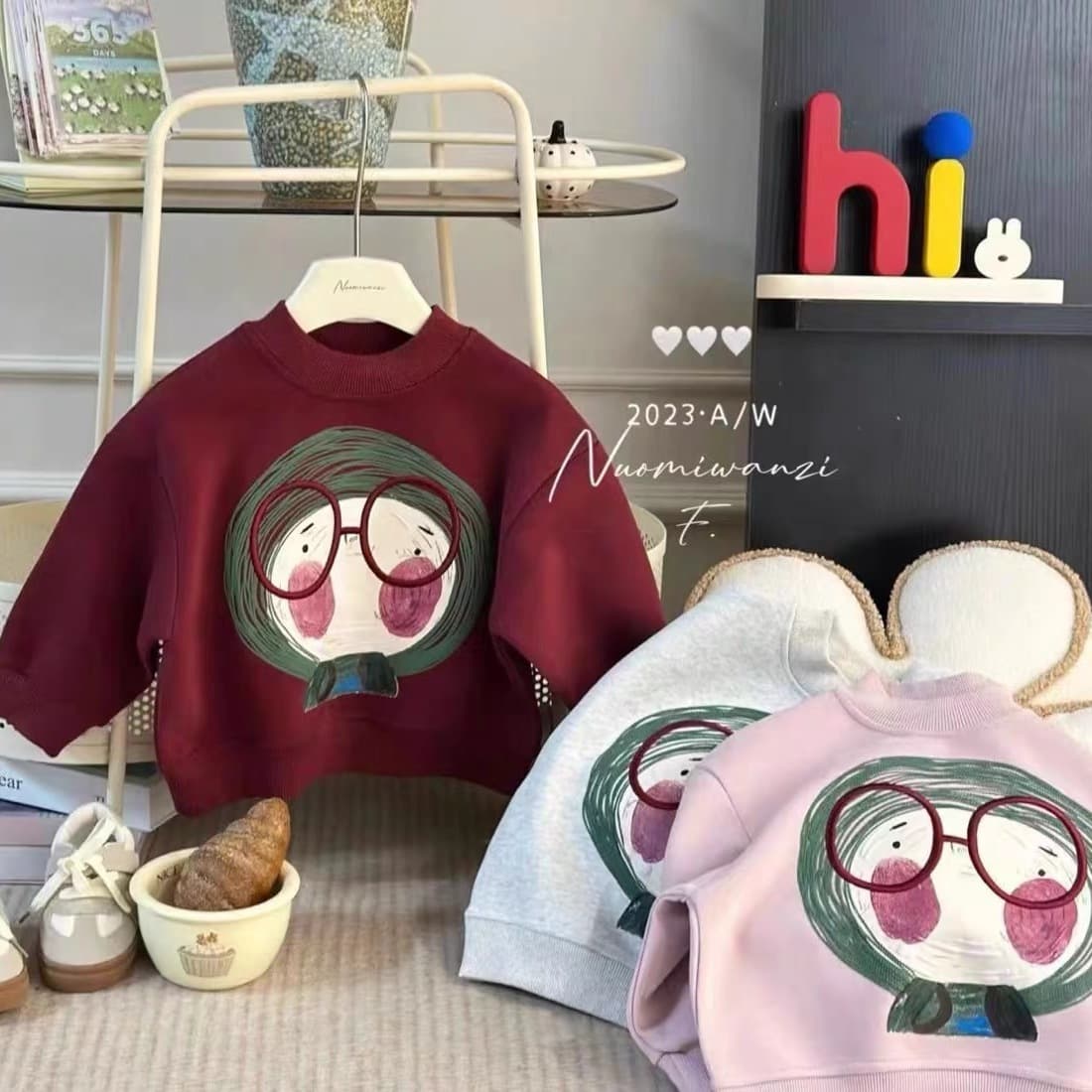 New style girls' long-sleeved sweatshirt, spring and autumn children's clothing, winter top, fleece-lined and thickened base layer.