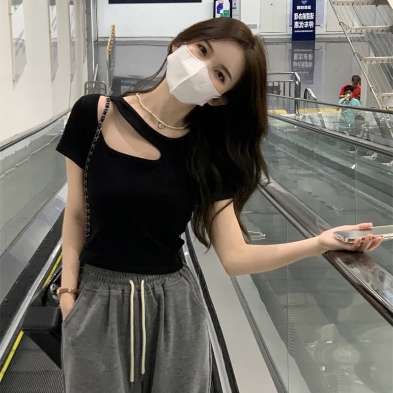 Sweet and Spicy Pure Desire Style Short Black T-Shirt for Petite Women, Summer Design with Hollow-Out Slim-Fit Short-Sleeve Top, Trendy for Women in Summer