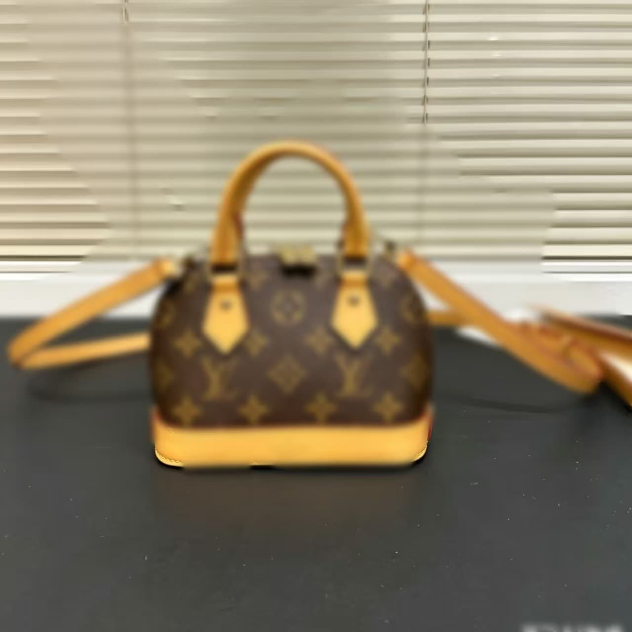 Classic Women's Shoulder Crossbody Bag Fashion Monogram Genuine Leather Bag Versatile Trendy Messenger Bag Premium Light Luxury