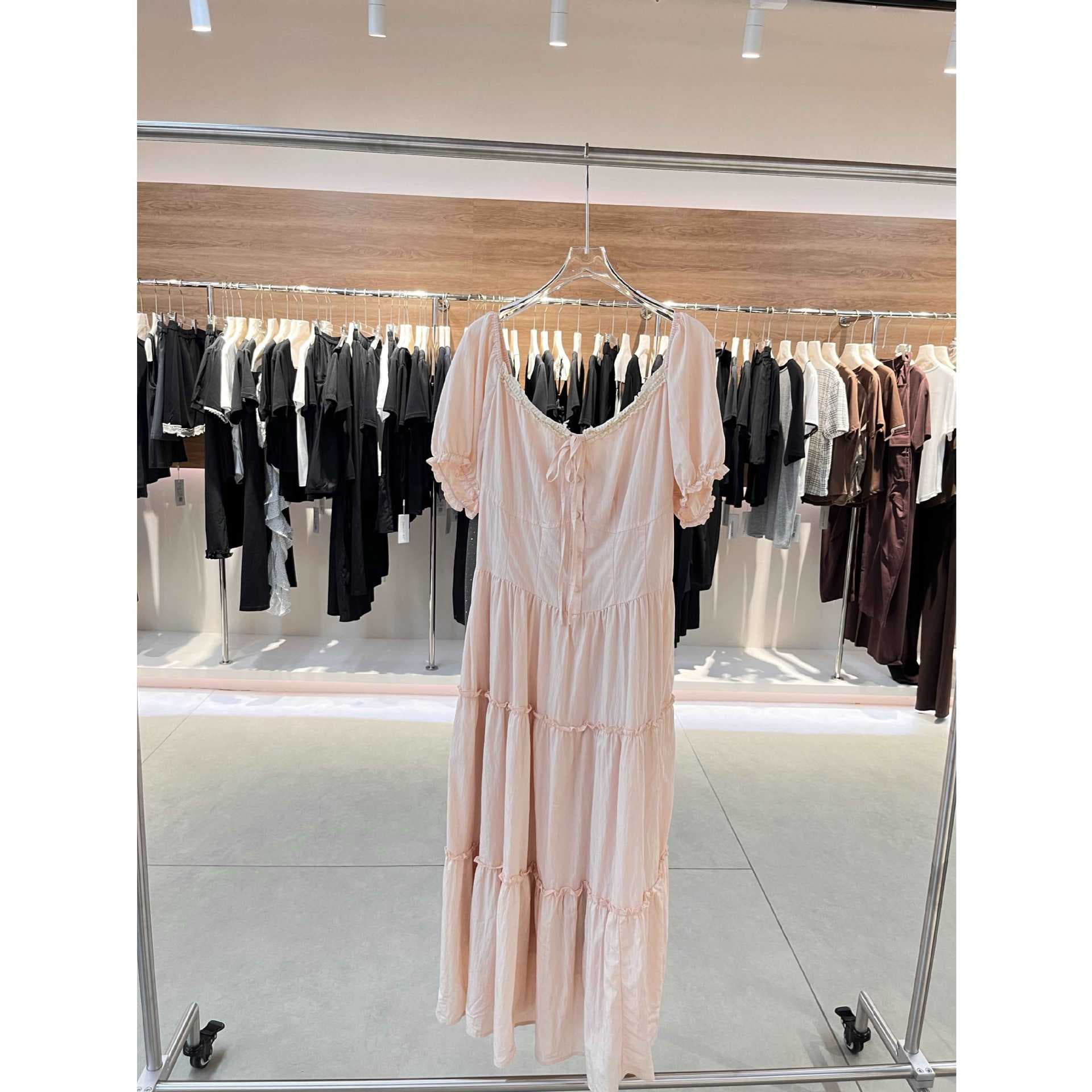 Sample garments are non-returnable and non-exchangeable. There may be minor defects and color differences due to phone photography. Please consider carefully before purchasing.