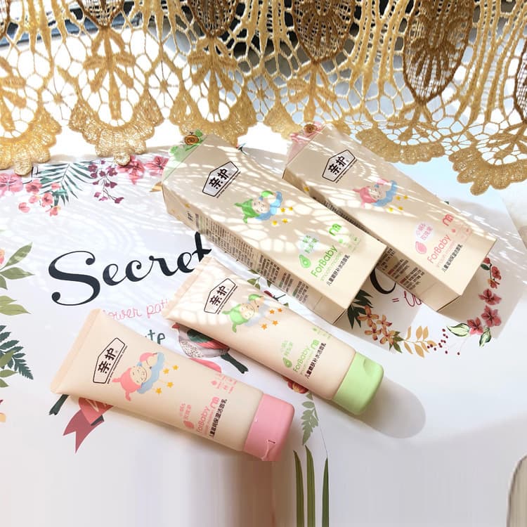 Qinhu Baby small snail moisturizing cleansing milk, mild and hydrating facial cleanser for children and students, manufacturer direct.