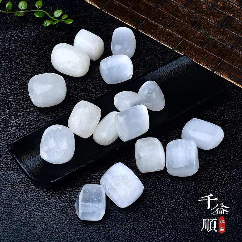 Natural Crystal Gypsum Rolled Stone Ornament Mineral Specimen Educational Science Gemstone Bathtub Stone Wholesale Citrine