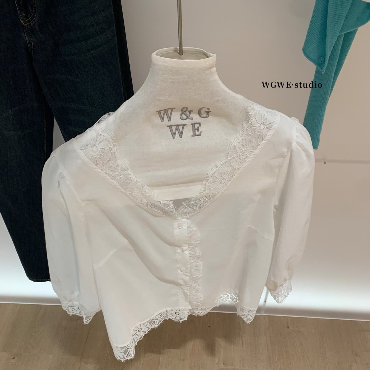 WGWE2026 Summer Korean Sweet Style Lace Trim Versatile Slimming V-Neck Short Sleeve Blouse for Women W9812
