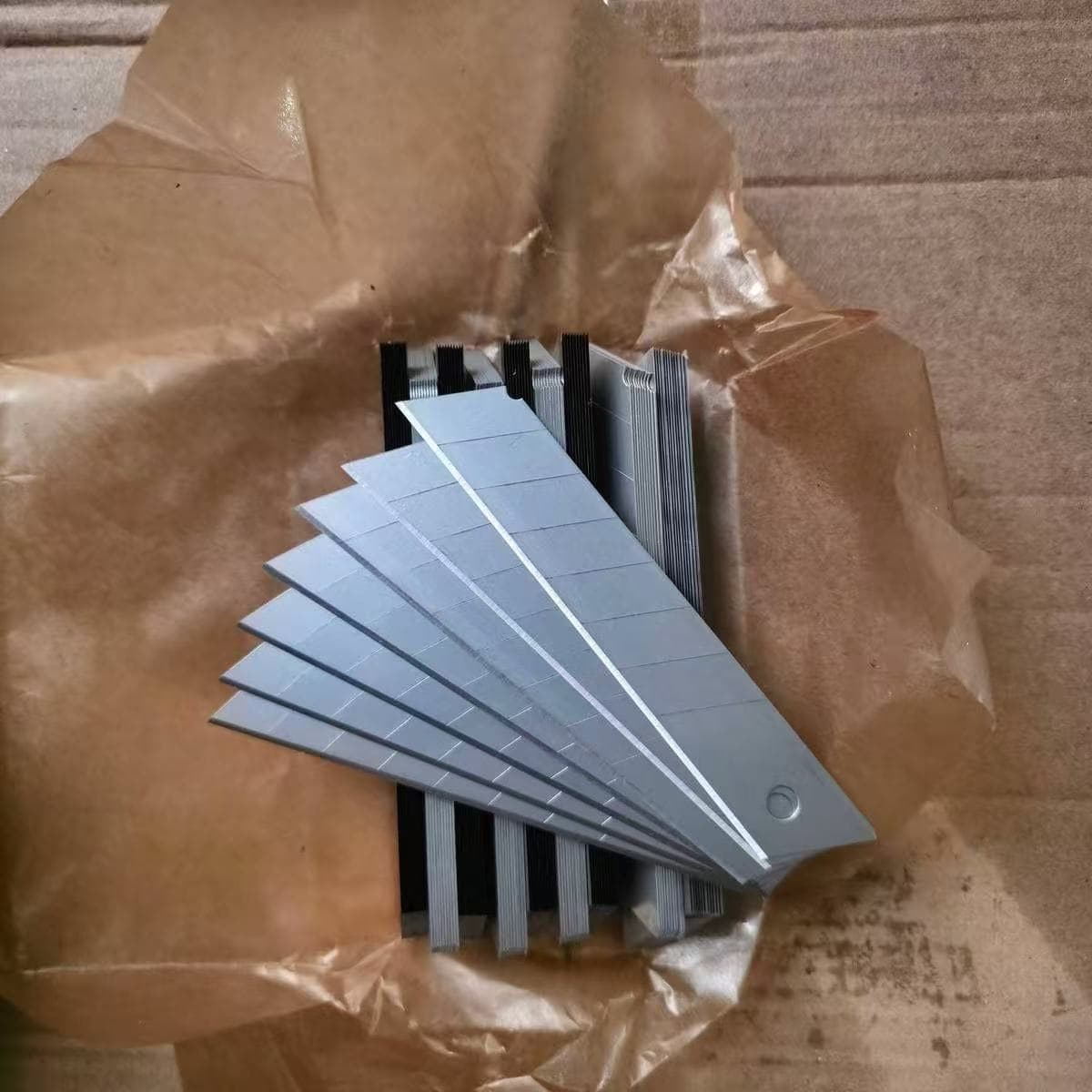 Utility knife blades, universal utility blades, caulk and wallpaper blades, sharp and durable, thickened 18mm, wholesale