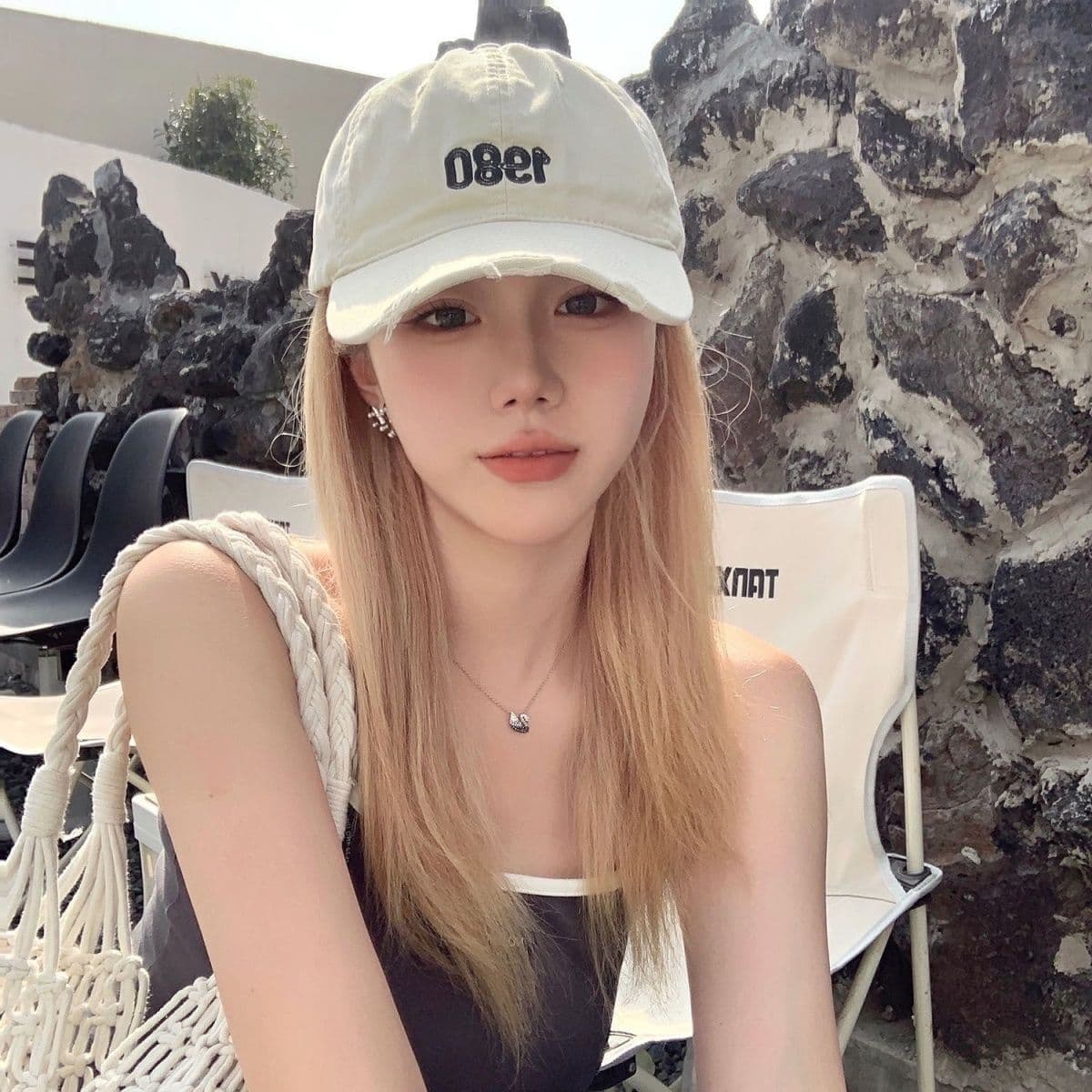 Hat and Wig Combo for Women, White Gold Straight Hair Baseball Cap, Thin Style 1980, Face-Slimming Visor Cap, Full Head Cover Wig