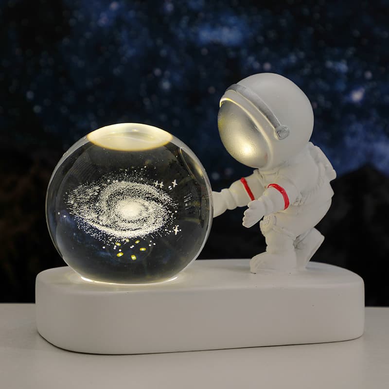 Creative astronaut night light crystal ball luminous resin desktop home furnishings birthday gift graduation souvenir