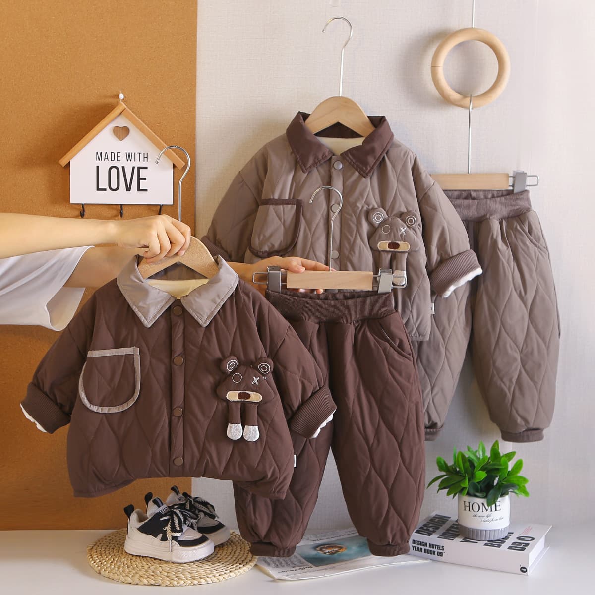 Boys' winter clothing set 2026 new children's winter plus velvet thickening foreign style cartoon bear cotton coat two-piece trendy set