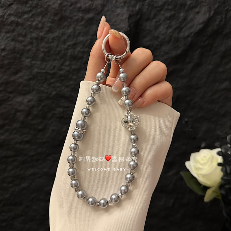 Fashionable diamond four-leaf clover beaded mobile phone lanyard small fragrant pearl mobile phone chain pendant short keychain pendant
