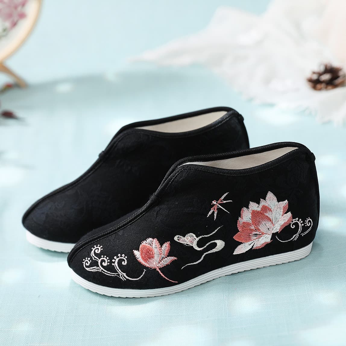 Xiahe 2024 Autumn Style Inner Height Increase Curled Toe Ancient Style Shoes for Women Hanfu Shoes Cotton-Padded Embroidered Cloth Shoes Bow Shoes