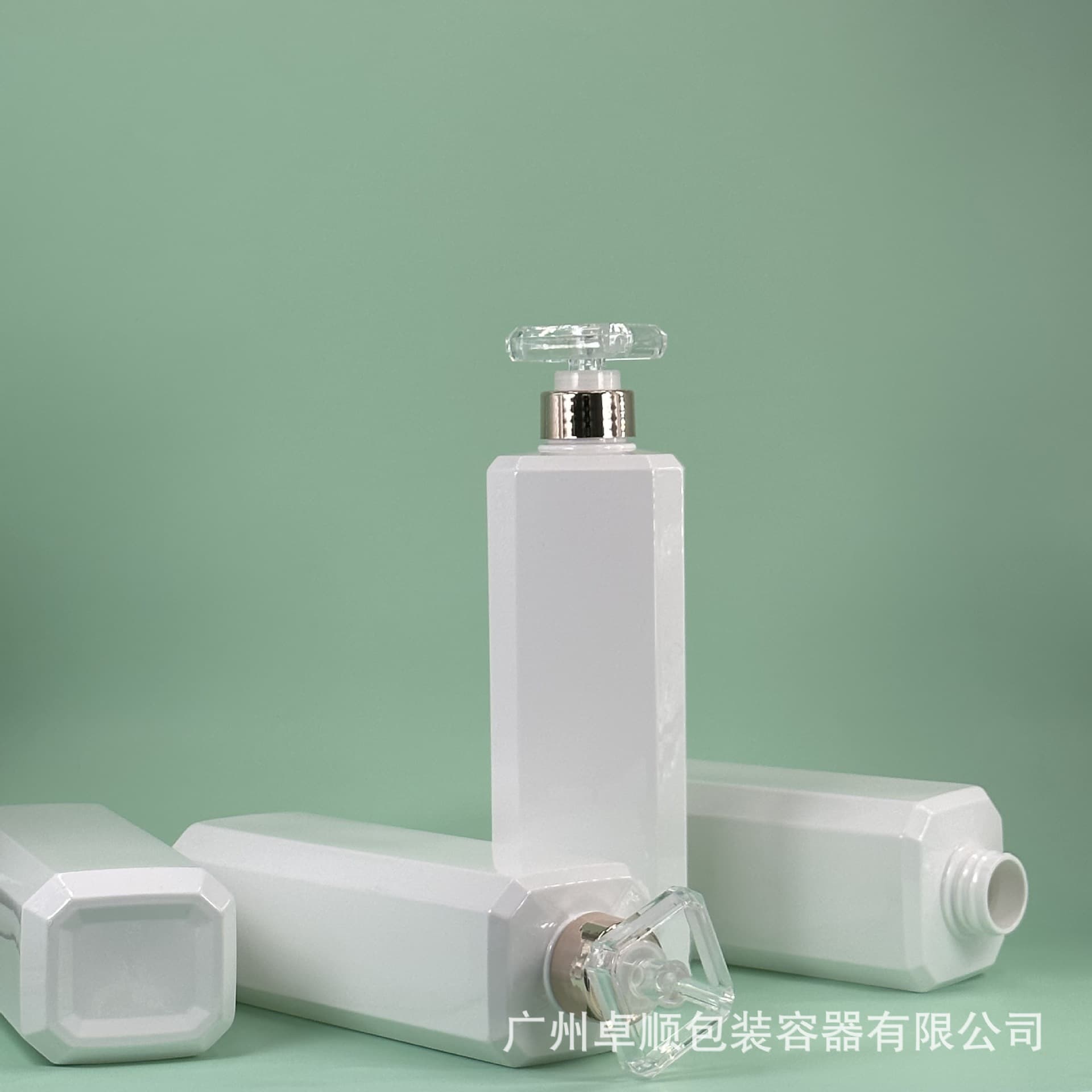 800ML square bottle with edged design for shampoo and body wash, professional use, acrylic square pump head, PET plastic bottle.
