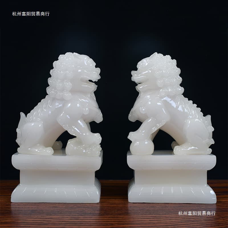 Small Pair of White Lion Replica Ornaments for Balcony, Entrance, or Living Room TV Cabinet Decoration