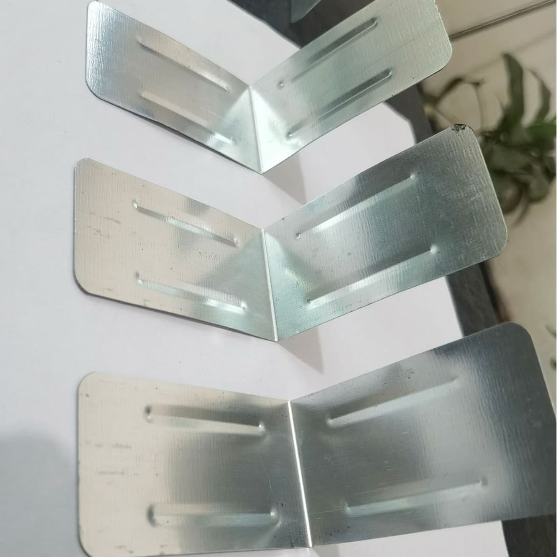 Manufacturer supplies wooden crate corner protectors and iron sheets; wooden crate edge protection and anti-collision fixing iron sheet corner protectors with galvanized coating.